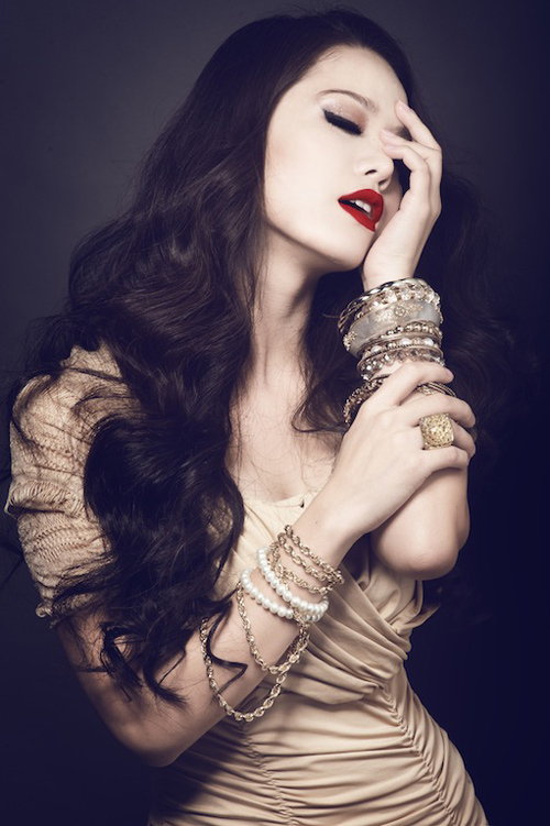 Nhật Kim Anh gợi cảm phong cách Tây cổ điển